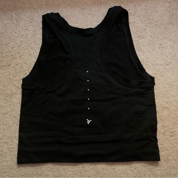 Old navy athletic cropped tank - Picture 2 of 5